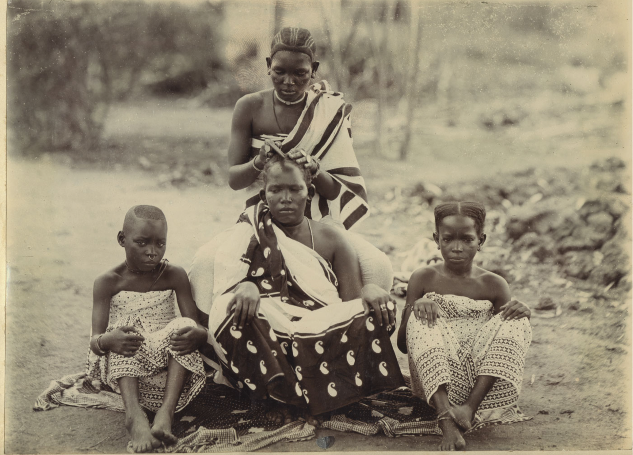 Dressing hair. Women of the E. Coast, Africa, Tanzania (early twentieth century) [Photograph]. Art Blart. https://artblart.com/wp-content/uploads/2013/04/030_twcpress_eastafrica-web.jpg