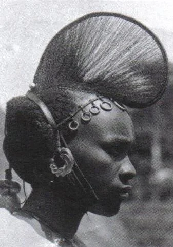Fulani woman with intricate coiffure and hair ornaments. Photo rights reserved to Afrika Museum, Berg en Dal.