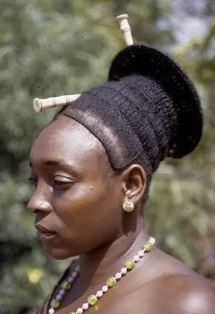 “Lipombo,” the Mangbetu tradition of head elongation, practiced in the Congo region during the late 19th and early 20th centuries. Sourced from Kwekudee.