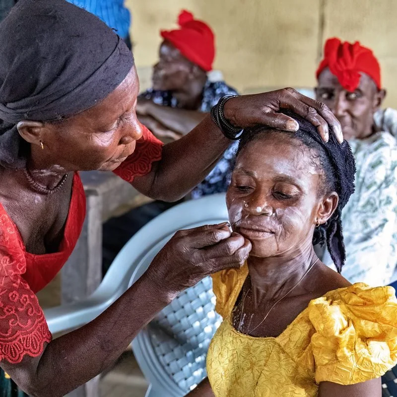 Igbo tribe woman applying uli paint. Photo by Jordi Zaragozà Anglès. 
