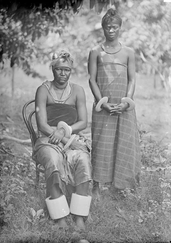 Two women, possibly from Asaba or Önïcha (Onitsha), unidentified, photographed by William Henry Crosse, part of the Royal Niger Company, 1886 - 1895. MAA Cambridge.