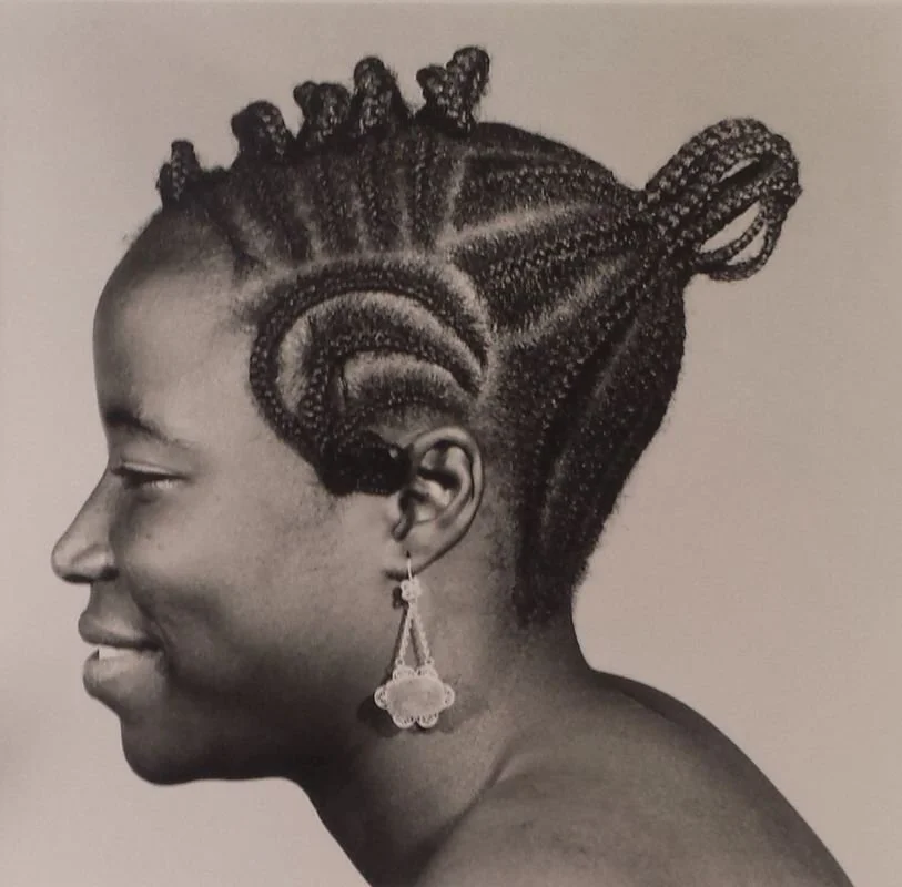 Ojeikere, J. D. ’Okhai. (1977, printed 2013). Suku Sesema. Museum of Fine Arts, Houston. 