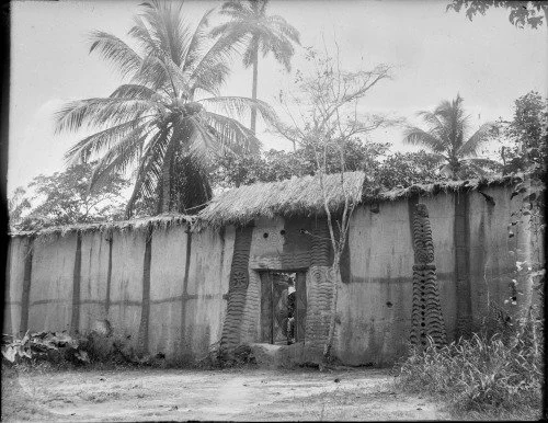 Igbo compound (ǹgwùlù) entrance and high walls (aja ǹgwùlù), in or near Önïcha. Photographed by Herbert Wimberley, c. 1903-18. Cambridge University Library. Ukpuru Tumblr 