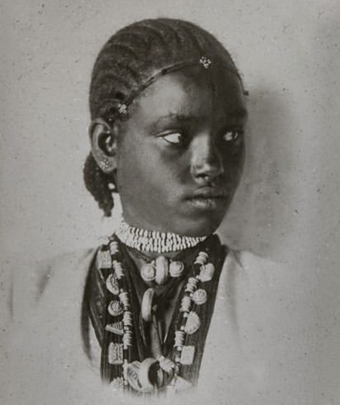 Traditional hairstyle worn by a Tigrinya girl — source ig: @eri.treanarchives
