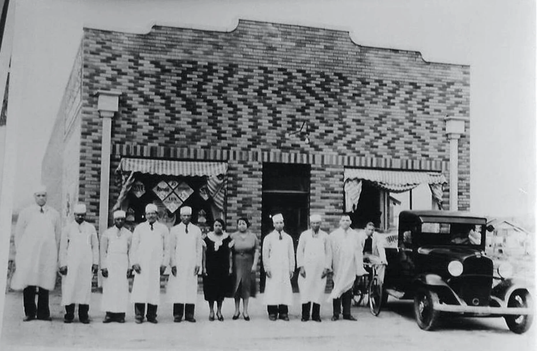 Mann brothers popular grocery and market at Lansing Avenue and Oklahoma Street in Tulsa, circa 1940s.

Image Source: The Counter 