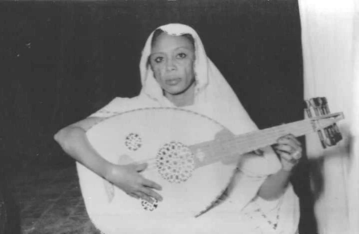 Sudanese singer Muna Al-Khair playing the oud
