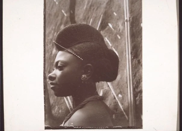 Woman wearing a Edamburu hairstyle traditionally worn by Mangbetu women from the Democratic Republic of the Congo.  Sourced from Eccentric Yoruba. 