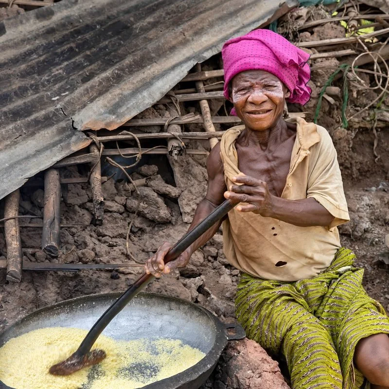 An Igbo woman cooking outdoors in Nigeria. Photo by Jordi Zaragozà Anglès. 
