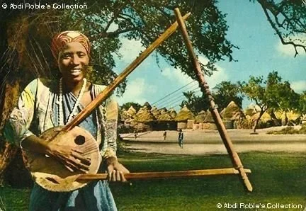 Somali woman playing the lyre. 