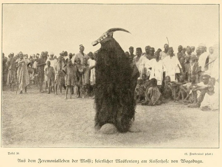 “Ceremonial dance of the Mossi, performed at the imperial court of Ouagadougou.” via https://it.wikipedia.org/wiki/Mossi#