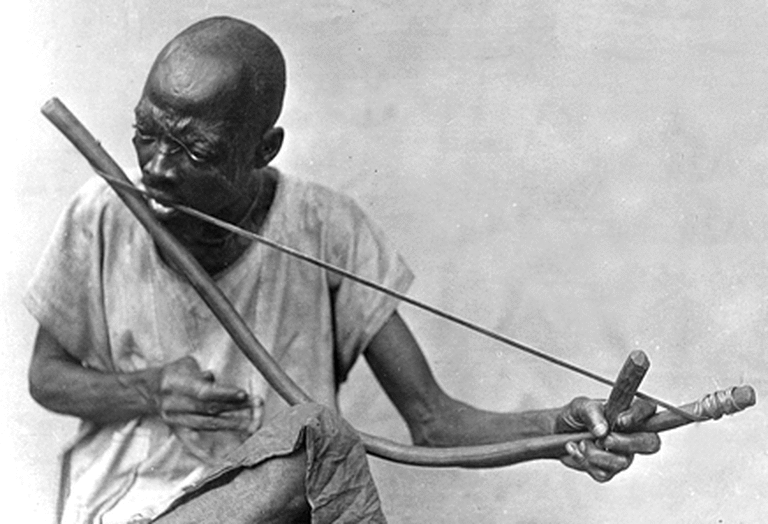 Obu man (Nigeria) playing mouth bow.