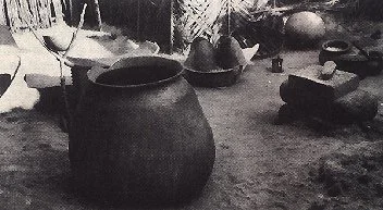 Akan domestic vessels and interior setting, Ashanti context, Ghana. Unknown photographer. (n.d.). Akan domestic vessels and interior setting, Ashanti context, Ghana [Photograph]. Earth Metropolis. https://www.earthmetropolis.com/Earth/ashanti_kings.h
