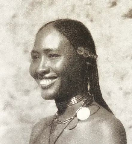 A young woman of Omdurman with her elegant mushat. (Der Dunkle Erdteil, Berlin 1930)