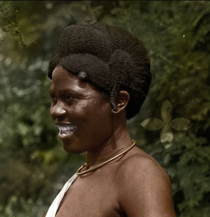 Mgbokwo of Öka (Awka) photographed by British colonial government anthropologist Northcote Thomas, 1910-1911, colourised (and cropped) from black and white by Ụ́kpụ́rụ́, 2018. Museum of Archaeology and Anthropology, Cambridge.