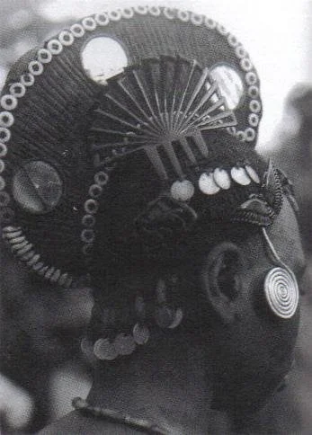Igbo woman from Nigeria with coiffure in the form of a crest with ornaments and comb. Photo rights reserved to Afrika Museum, Berg en Dal.