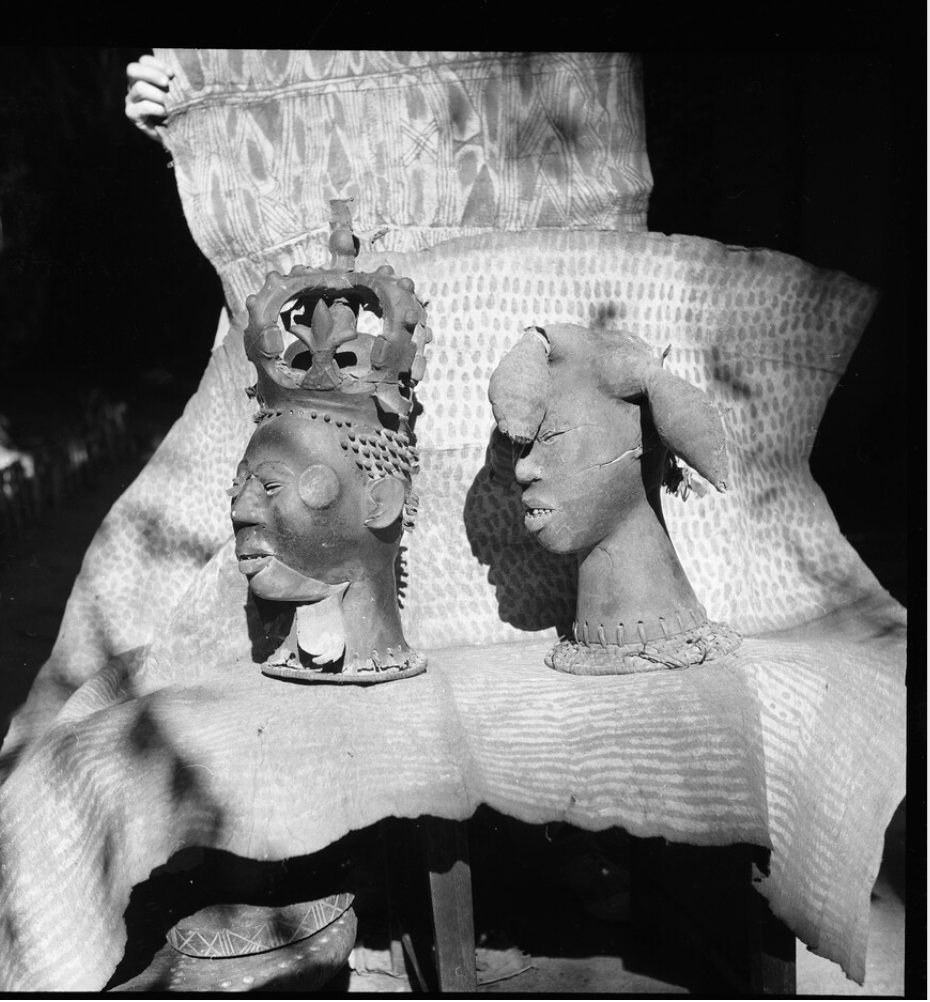 Image is part of the Putnam African art collection. Epulu, 1953. Pitt Rivers Museum, University of Oxford. 