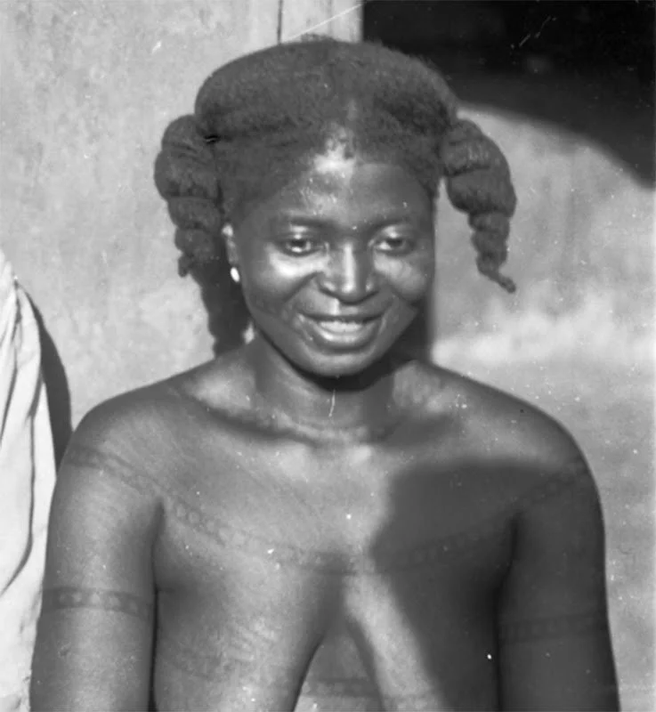 The ùrì body art of women who may be from Isuochi (as the album was labelled) [cropped].