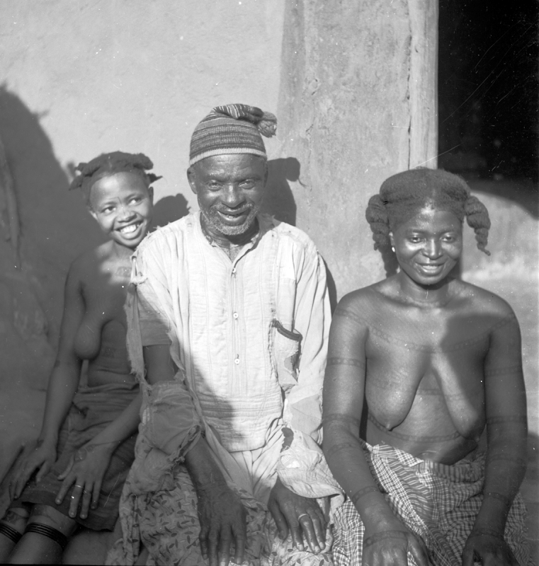 People who may be from Isuochi (as the album was labelled). Photographed by G. I. Jones, 1930s.