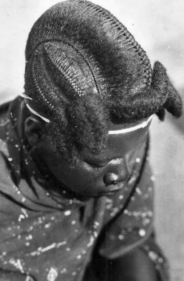 Foulbe hairstyle, Gaoundéré, Cameroon. Sourced from Vintag.es.