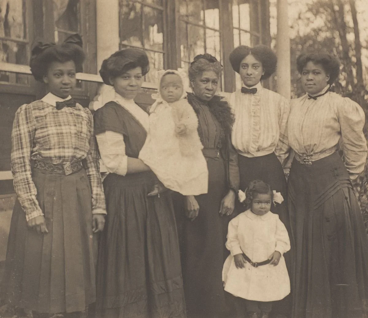 James Van Der Zee. Women and children, Lenox. c. 1909. 