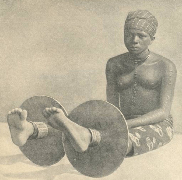 17433998_igbowomanwearingankletplatesnigeria1922photobynorthcotewthomas_jpeg81bea70663e910a8fbac8649f3fcf341.jpeg