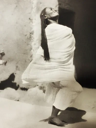 A woman performing the pigeon dance (Der Dunkle Erdteil, Berlin 1930)