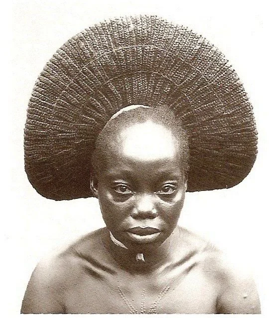 Nasara, one of the wives of Akenge with typical fan-shaped style of the Zande, Democratic Republic Congo. Photo by Herbert Lang Expedition, 1909-1915.