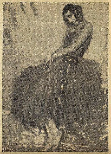 Josephine Baker wearing a dress designed by Jean Patou in 1927 for Portuguese magazine, Illustracao. Photographed by Dora Kallmus.