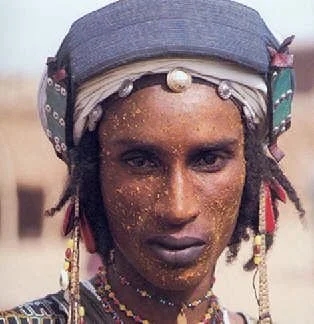 Wadaabe male with Herbal mask (wayllungo) becomes also used as a layout for the yake dance. — Source: Unknown