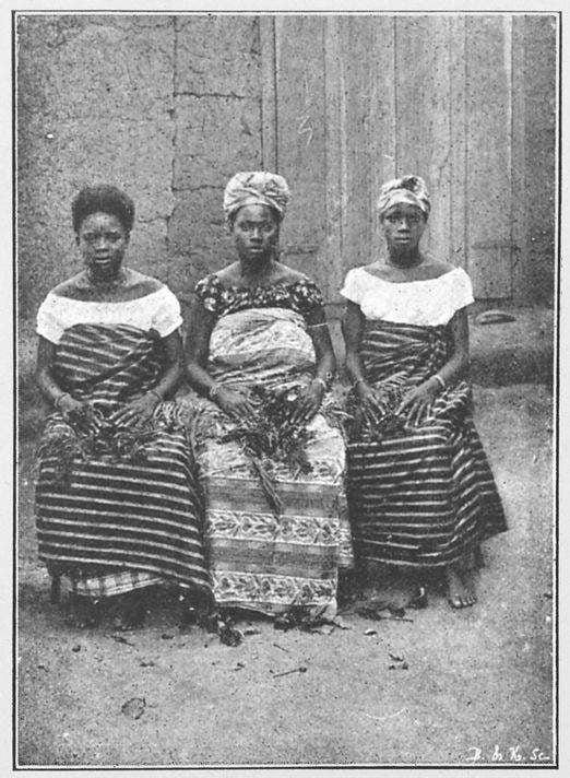 Three women of the Dahomey Kingdom. Four years later, Dahomey would be fully colonised by the French. 1900.

image credits: ati