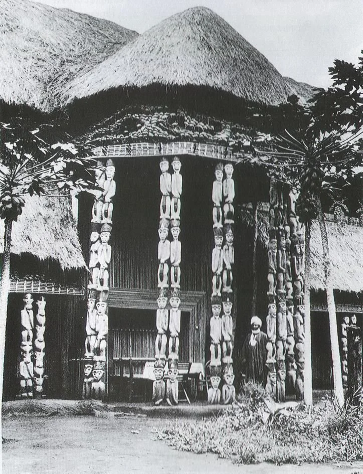 Inner courtyard of the Foumban Palace in the early 20th century, the traditional residence of the Sultan of the Bamum people in Cameroon. The image likely shows King Ibrahim Njoya with a visitor around 1914. 
Fouban Palace, The Art of Cameroon, Paul 