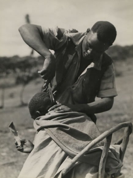 O‘Amateur barber’ among the workers on the coffee farm. Gethumbwini Estate, Thika (1945)
image credits: National Archives 