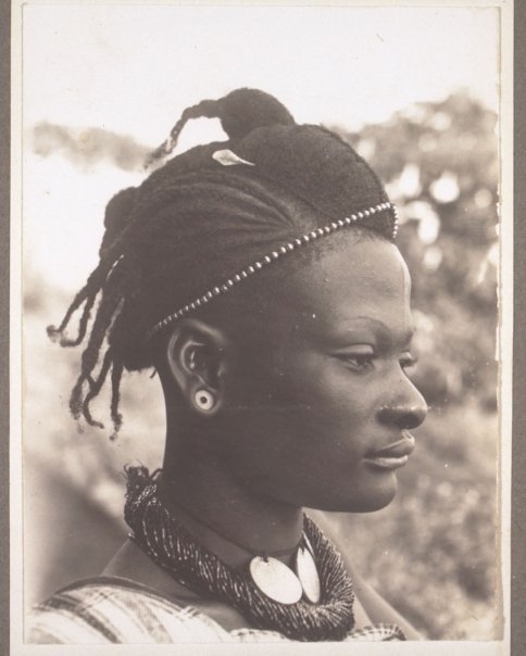 Niece of King Njoya, wearing a crested coiffure with side cornrows traditionally worn by the Bamum elite of Cameroon. Sourced from Eccentric Yoruba. 