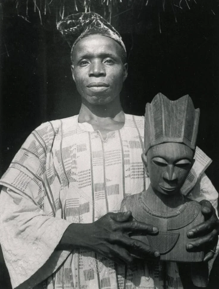 E. H. Duckworth, Moshood Olúṣọmọ Bámigbóyè Holding a Portrait Bust. Ìlọfà, Kwara State, Nigeria, ca. 1940. Danford Collection of West African Art and Artefacts, University of Birmingham, United Kingdom, BIRRC-D432-1. © Research and Cultural Collectio