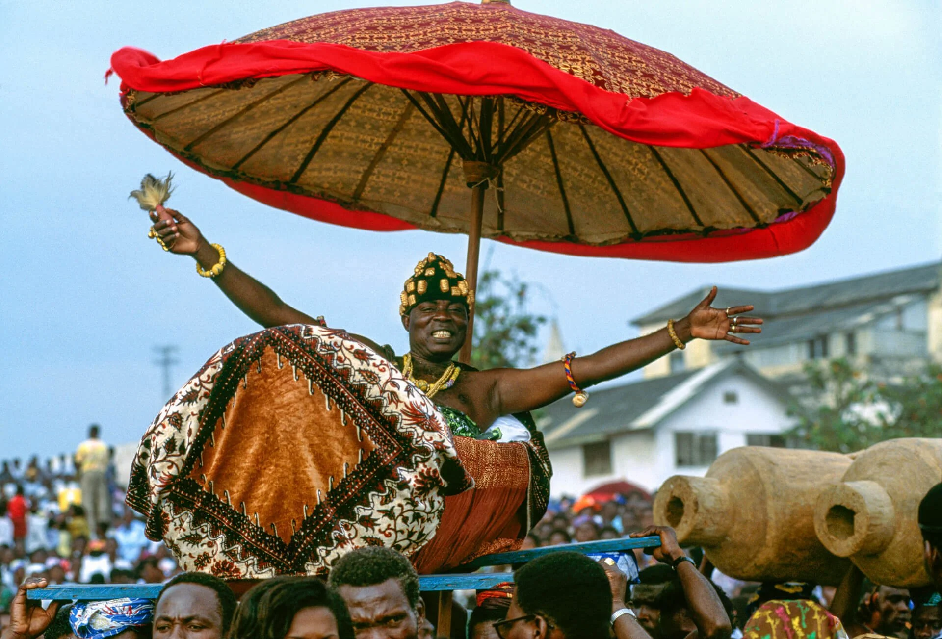 Ashanti paramount chief greets his subjects, Ghana. Unknown photographer. (n.d.). Ashanti paramount chief greets his subjects, Ghana [Photograph]. Africa Online Museum. https://africaonlinemuseum.org/map/ghana/ashanti-kingdom/photos/