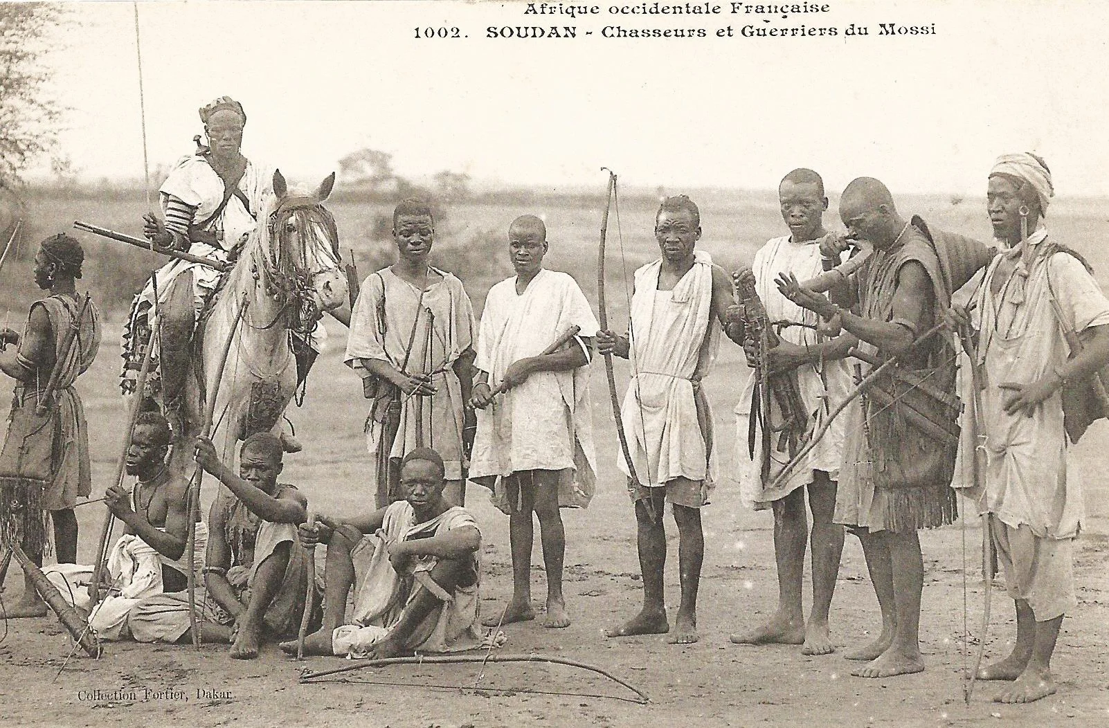 "Mossi warriors and hunters in French West Africa." via https://it.wikipedia.org/wiki/Mossi#
