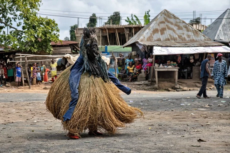 Igbo masquerade performer in raffia costume, Nigeria. 101 Last Tribes. (n.d.). Igbo masquerade performer in raffia costume [Photograph]. https://www.101lasttribes.com/tribes/igbo.html
