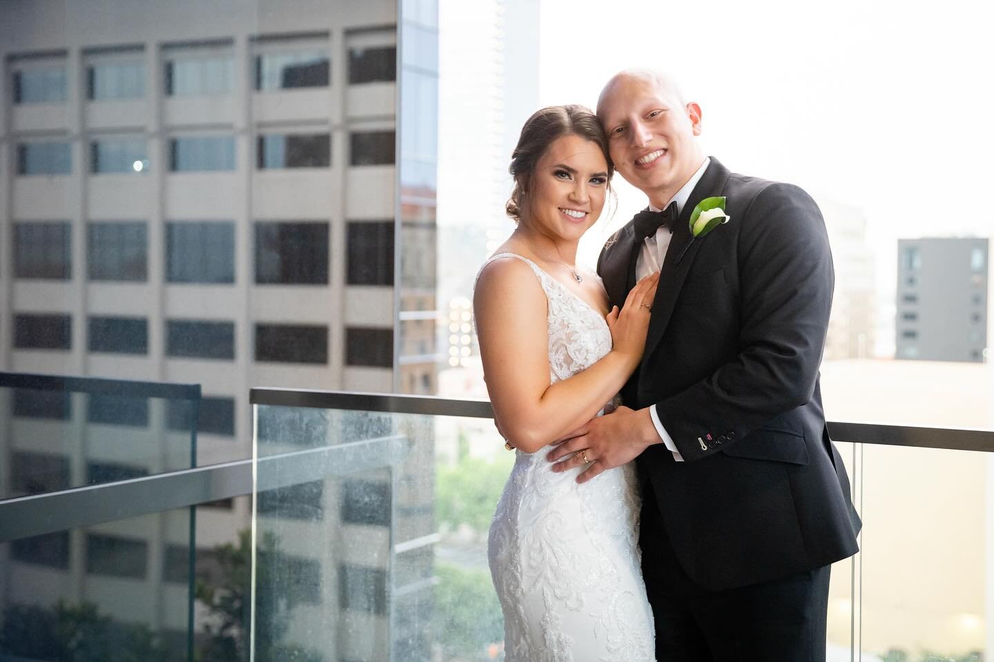 Downtown Fort Worth is always a good idea. These cityscape views from @palmwoodevents are 
*chef&rsquo;s kiss* 👩&zwj;🍳💋

Did you know we can assist with venue selection? Inquire today to get started Hello@ntxeventplanner.com 

📷 @lightlyphoto 
.

