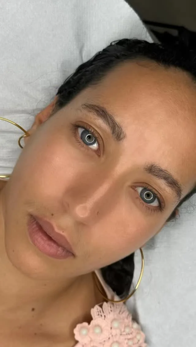 Ombré Brow — Avant / Après
Pour des sourcils plus nets, plus denses, plus toi.
#sourcils #sourcilsmartinique #ombrebrows #microshading #micropigmentation