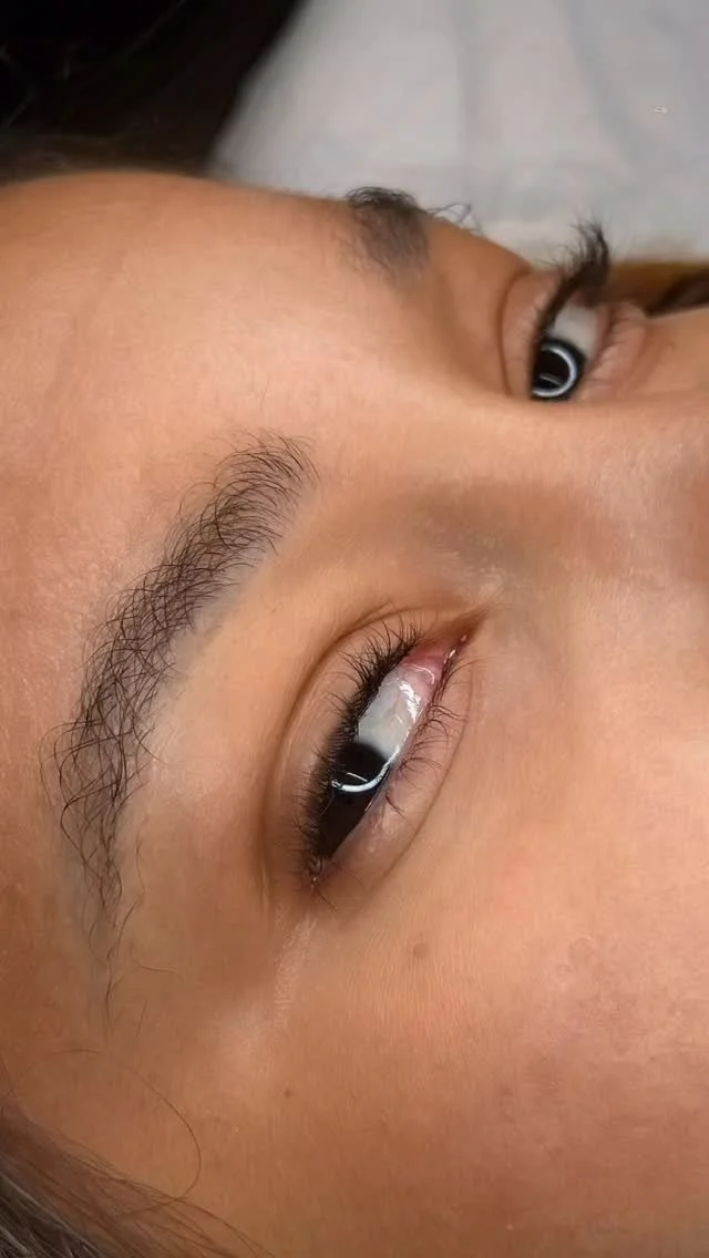 ✨ Les petits détails font toute la différence… et son regard en est la preuve 🤍
Un regard sublimé grâce à notre duo gagnant : le Lash Lift & le forfait Sourcils Parfaits ✨
✨ Le Lash Lift : une mise en be