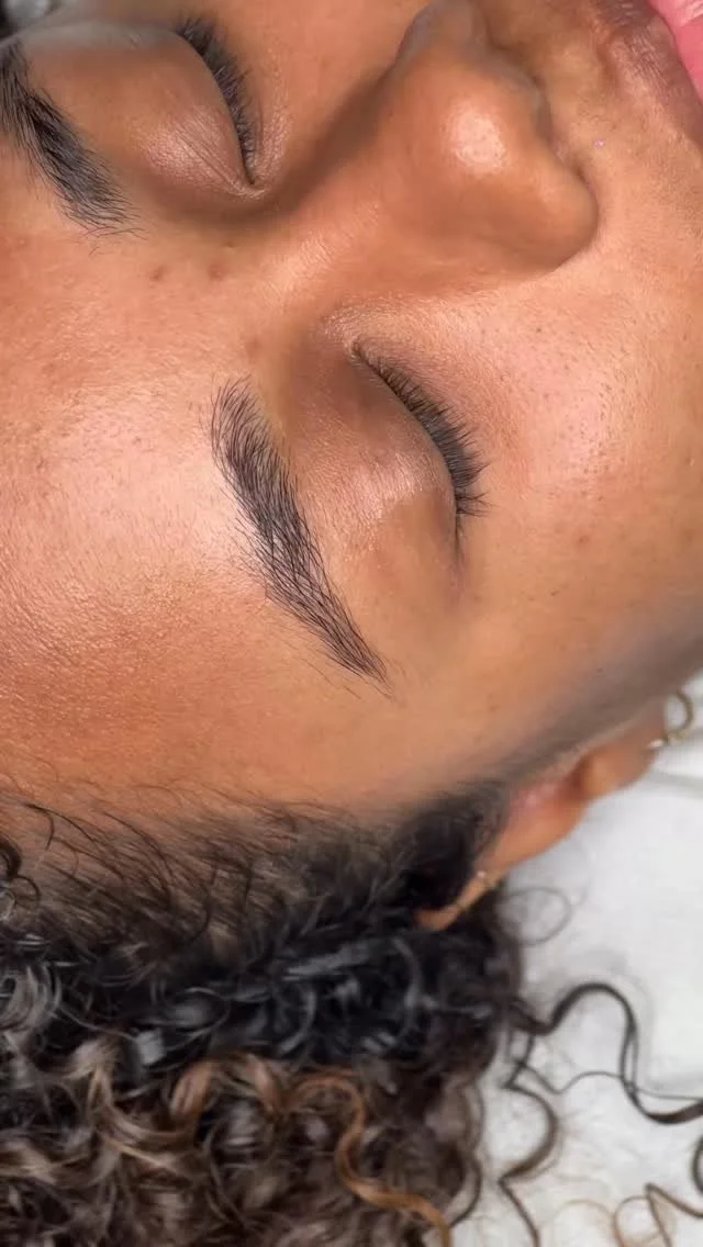 Aujourd’hui je vous montre une transformation avec browlift, teinture au henné et épilation au fil ✨
Tout s’est bien passé… sauf pour le tournage 🙃
J’ai oublié des plans, ma tête est pass&e