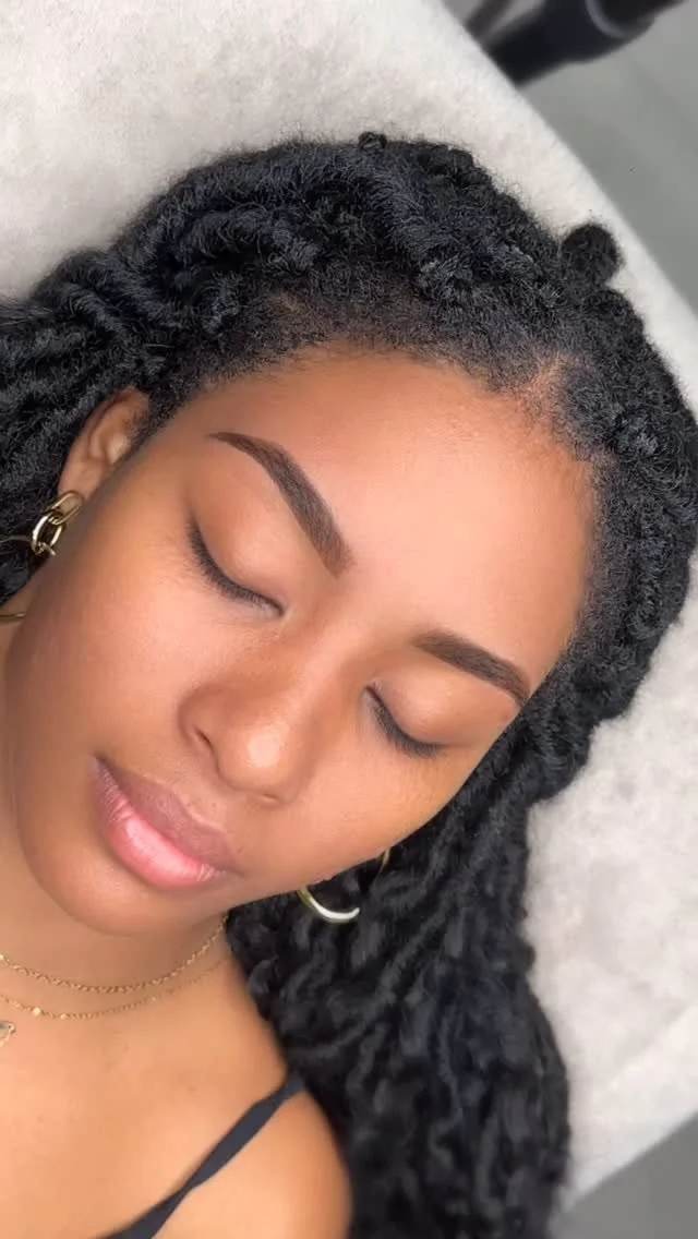 Le Brow Tint débarque et détrône officiellement le Henna Brow !
Les filles, fini les sourcils qui s’estompent trop vite sous le soleil de la Martinique…
Place aux nouvelles teintures hybrides : une tenue canon de 3 se