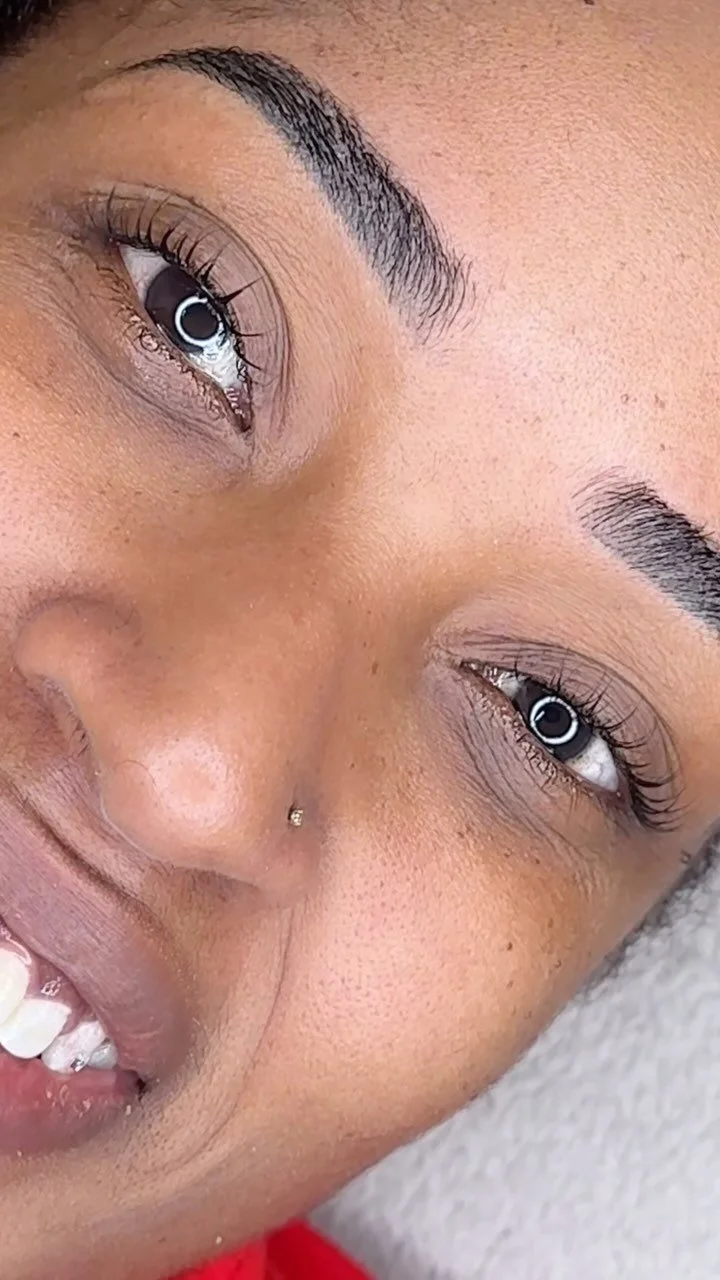 Résultat d’un Lashlift sur cils naturels
Ce soin vise à sublimer les cils sans extensions ni artifices.
Le rehaussement permet de courber les cils naturels dès la racine, pour un regard plus ouvert et structuré &mdas