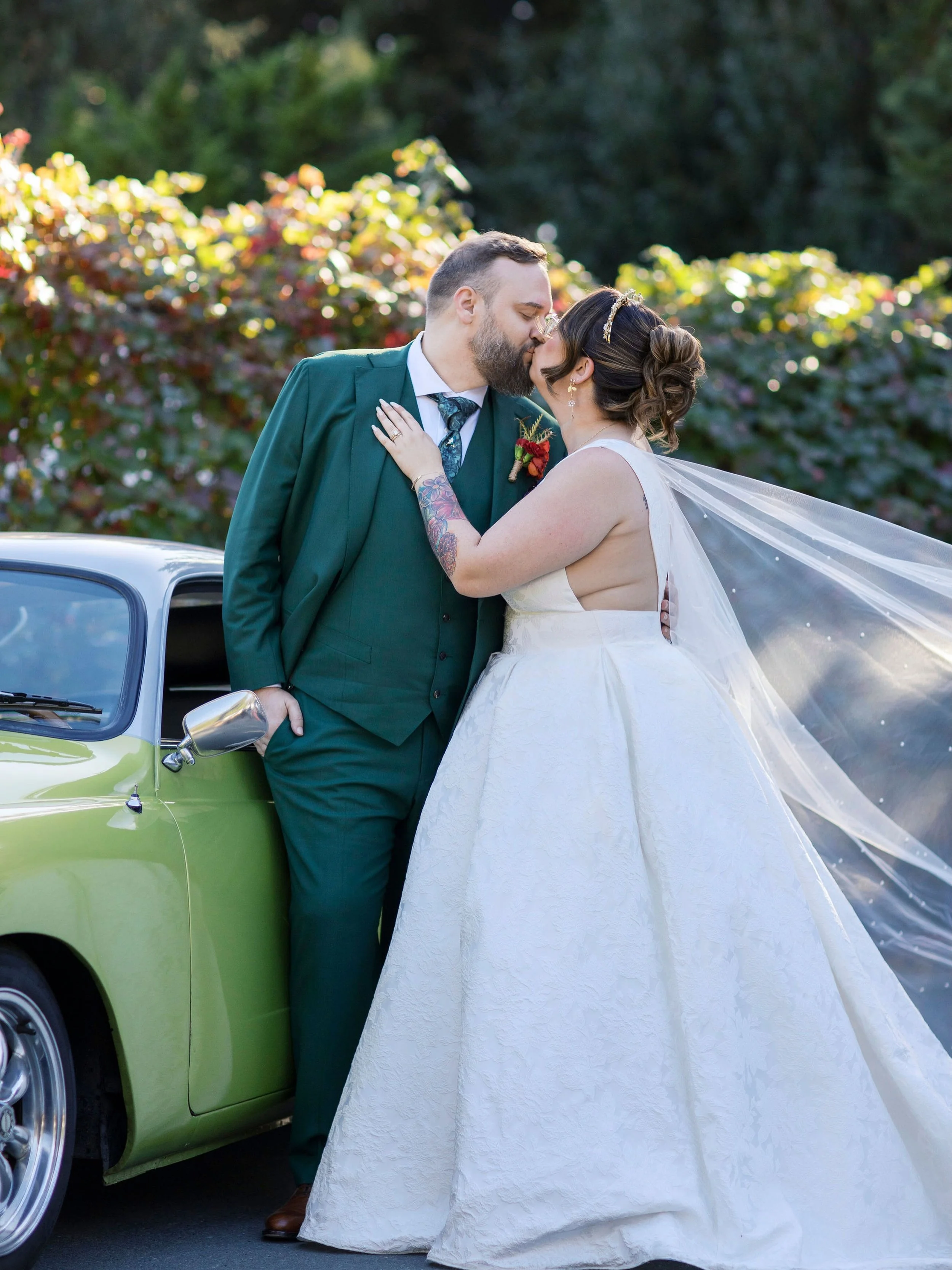 Happy first Anniversary, Jen + Mark!! What an honour it was to celebrate you both last year - we&rsquo;re wishing you many more core memories together 💕💕💕 We LYBSM!!
.
.
.
Photo by @alisonyinphoto at @ucbgarden of @hiwordsarehard and @thatvernonat