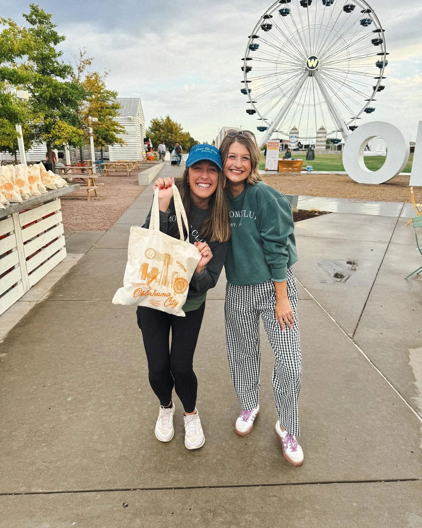 Thirteen months ago I shared this video of @kimberlycmead at the @405momsclub mixer and said: &ldquo;idk who this is but I want to be her friend&rdquo; &hellip; MISSION ACCOMPLISHED. 🚀💡✅ 

Bonus: this year, I got to hand out bags WITH HER at the mi