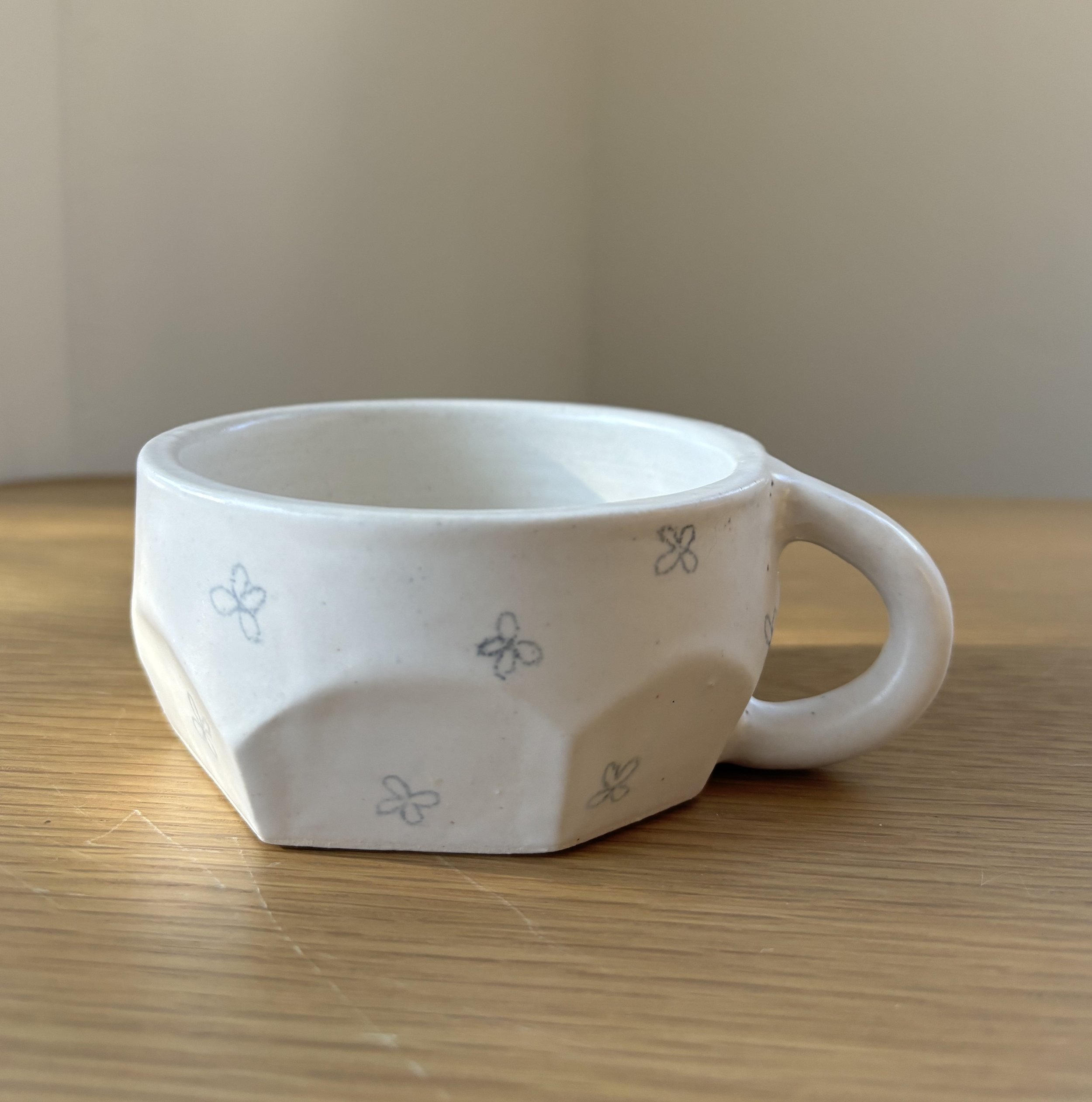Wide Facet Mug in Small Blooms