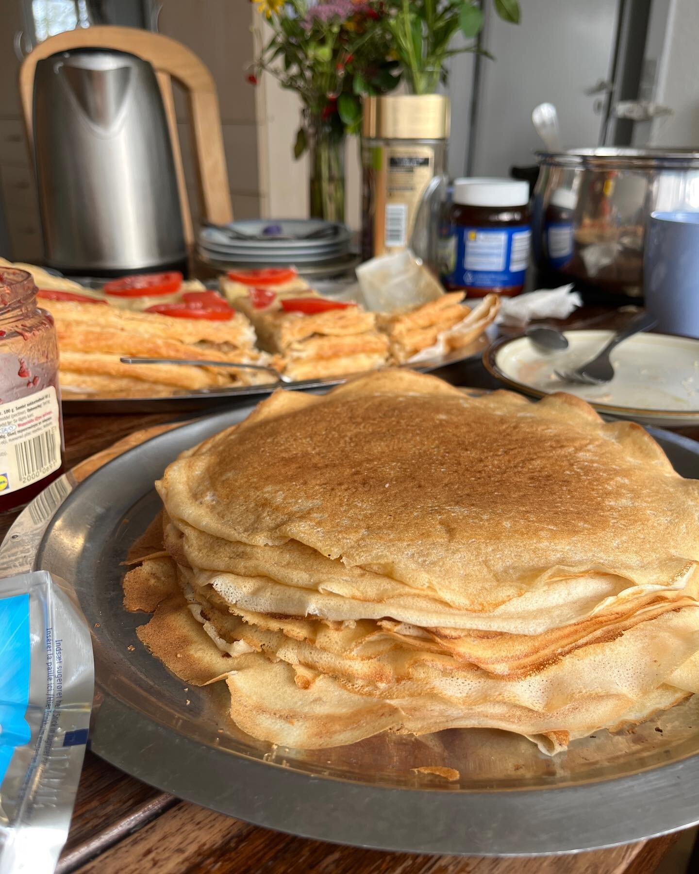 Vi var p&aring; bes&oslash;g hos Olga og familien i weekenden. Hun havde lavet pandekager og l&aelig;kkert ukrainsk mad 🥰 Alt i alt g&aring;r det endelig fremad for familien &hearts;️ Hun viste stolt de mange fantastiske fund hun havde fundet p&arin