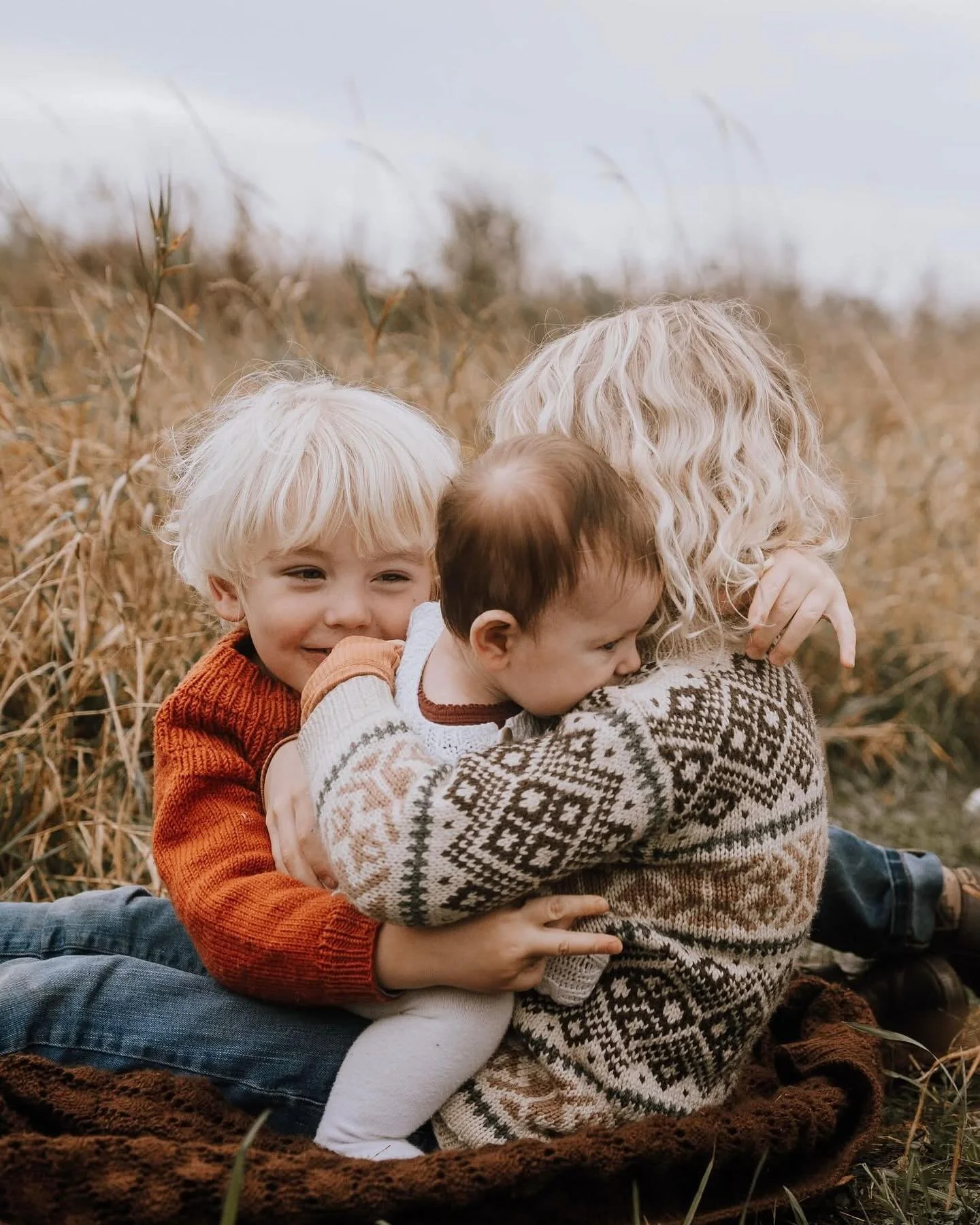 D&eacute;t der med tre b&oslash;rn. D&eacute;t er som en tornado man lader sig suge ind i. Man overgiver sig. Eller &ndash; det bliver i hvert fald lettere n&aring;r man ikke k&aelig;mper i mod. 

Der h&aelig;nger man s&aring; i luften med kys og kra