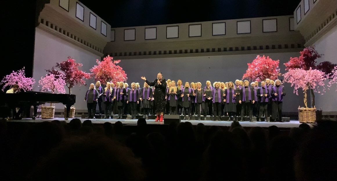 Hold nu op en vild dag i Operaen ig&aring;r til @altfordamerne Bevidsthedsdag med fantastiske @rikkehertz  @the.anders.hansen @hellajoof @martinthorborg og mig sagde hunden 🤩🙏 Jeg sang et solonummer tidligere p&aring; dagen og s&aring; havde jeg og