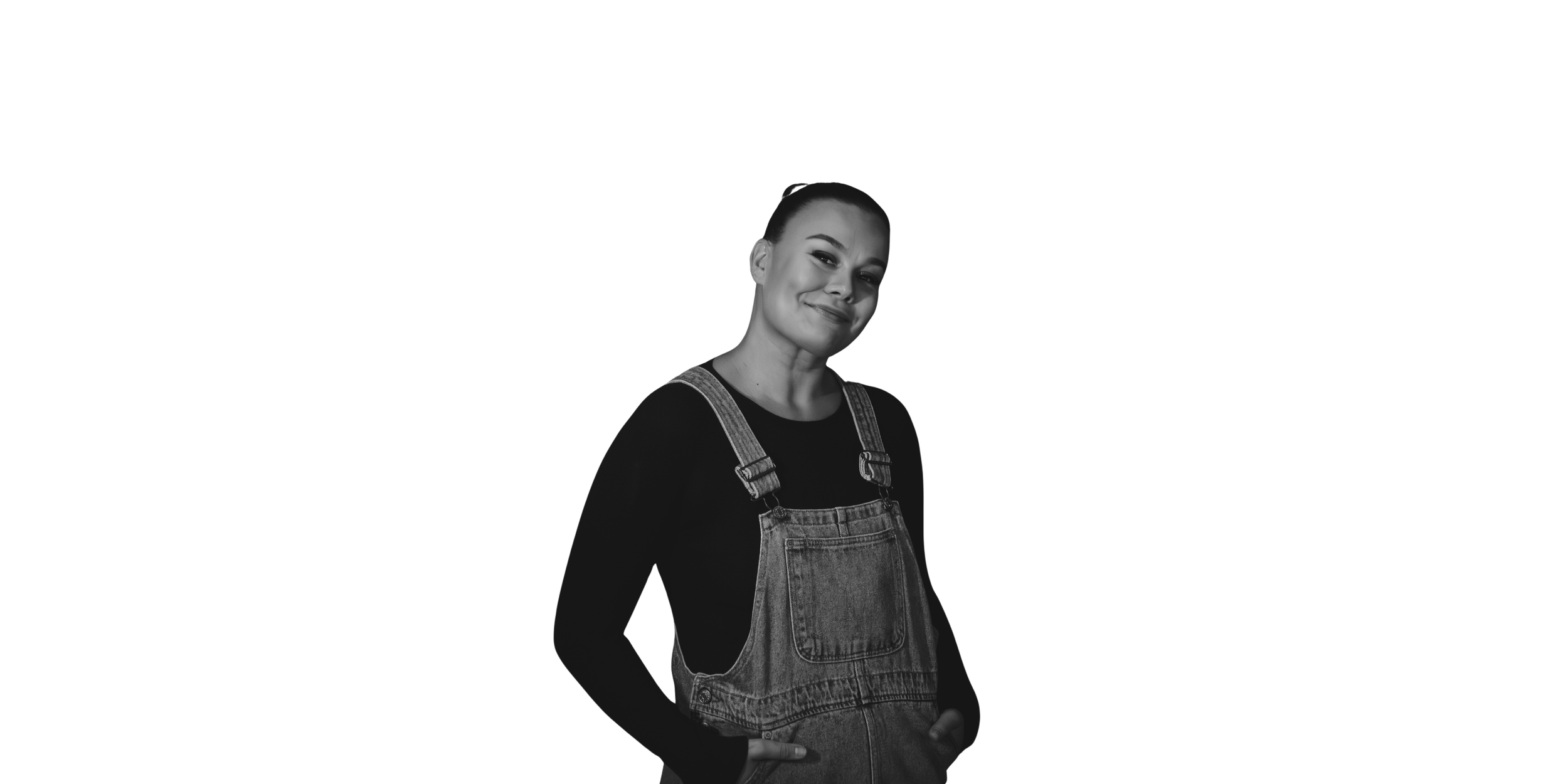 Mustavalkoinen kuva Titasta istumassa seinää vasten.